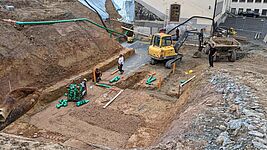 Baugrube an der Stirnseite der Schulturnhalle