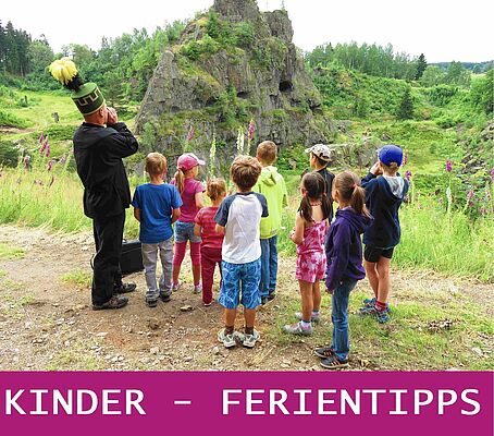 Kinder lauschen den Geschichten des Bergmanns bei einer Bingeführung
