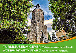 Der Wachtturm Geyer beinhaltet das Turmmuseum und  ragt in den blauen Sommerhimmel. Links und rechts wird er von Bäumen umrahmt. Im Wachtturm befindet sich das städtische Heimatmuseum - auch Turmmuseum genannt.