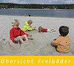 Kinder spielen am Sandstrand.