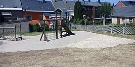 Die Kletterelemente für den Hort sind baubedingt umgezogen: Wackelbrücke, KletterTurm und -netz sowie Rutsche