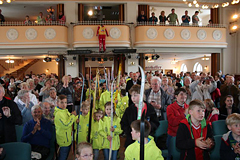 Emotionaler Empfang im voll gefüllten Saal des Haus des Gastes in Geyer. Die Nachwuchssportler des SSV Geyer laufen in gelben Vereinsjacken mit Ski in der Hand gemeinsam mit Eric Frenzel ein.