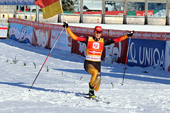 Zieleinlauf für Eric Frenzel mit seinem typischen Ausfallschritt.