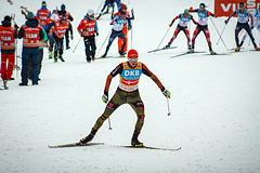 Das Bild zeigt Eric Frenzel kämpferisch im Skating-Schritt am Berg mit deutlichem Vorsprung vor seinen sportlichen Kontrahenten.